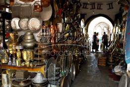 Image du Maroc Professionnelle de  Marchand de cuivre au souk de Dlala des tapis et produits de l'artisanat marocain à la cité des Habous. Parmi les endroits les plus pittoresques de Casablanca, la Cité de Habous conçue par les architectes Auguste Cadet et Edmond Brion d’après l’ébauche d’un premier plan-masse dû à Albert Laprade. La construction n’avait commencé qu’après la première guerre mondiale. Situé près du Palais Royale, ce joyau architectural est le point de départ de la nouvelle médina de la ville, , Dimanche 7 0ctobre 2012. Le quartier des Habous fait partie du patrimoine architectural de Casablanca (Photo / Abdeljalil Bounhar) 